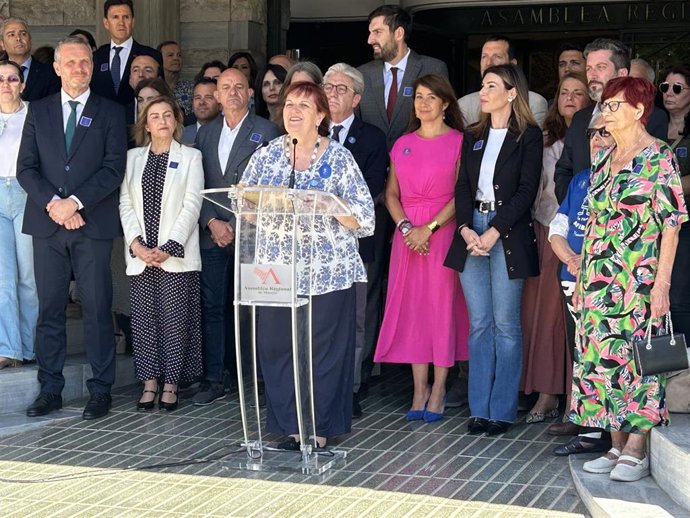 Acto celebrado frente a la Asamblea Regional con motivo del Día Internacional de la Fibromialgia y del Síndrome de Fatiga Crónica, que se conmemora cada 12 de mayo
