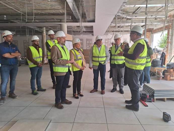 El subdelegado del Gobierno, Javier Salas; la delegada territorial de Trabajo, de Empleo, Empresa y Trabajo Autónomo en Málaga, Carmen Sánchez y el alcalde de Álora, Francisco Martínez, en la visita a obras de la nueva sede del SEPE y el SAE