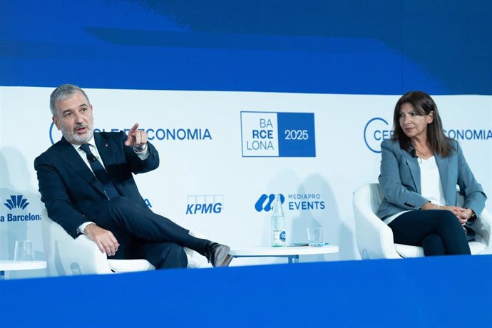 El alcalde de Barcelona, Jaume Collboni, y la alcaldesa de París, Anne Hidalgo, durante la 40 Reunió Cercle d'Economia, en el Palau de Congresos de Catalunya el lunes pasado