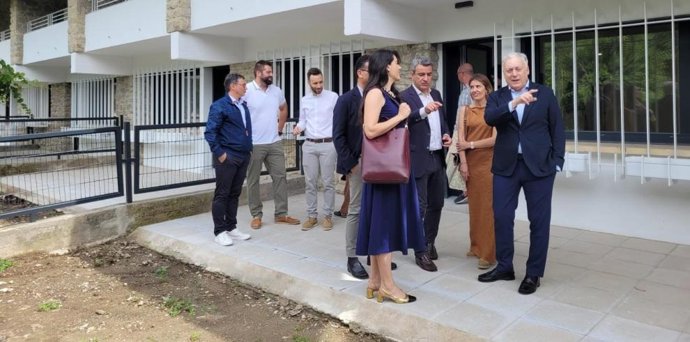 El consejero Octavio López y la directora general de Vivienda, María Pía Canals, visitaron las viviendas de Graus en julio de 2024.