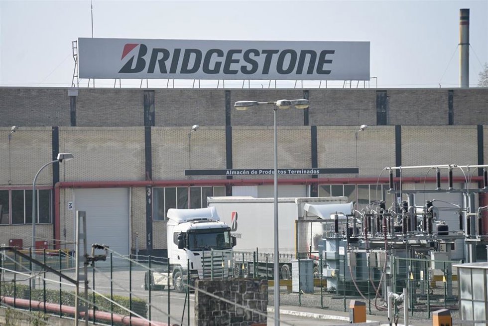 Archivo - Exterior de la fábrica de Bridgestone en Puente San Miguel