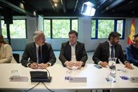 Feijóo comunicó a Aznar y Rajoy sus planes de adelantar el Congreso del PP y este lunes contactó con sus 'barones'