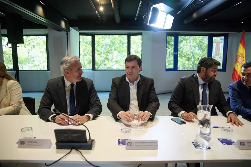El presidente de la junta de Castilla y León, Alfonso Fernández Mañueco, el presidente de la Región de Murcia, Fernando López Miras, y el presidente de la Junta de Andalucía, Juanma Moreno, durante la reunión del Comité Ejecutivo Nacional, en la sede de