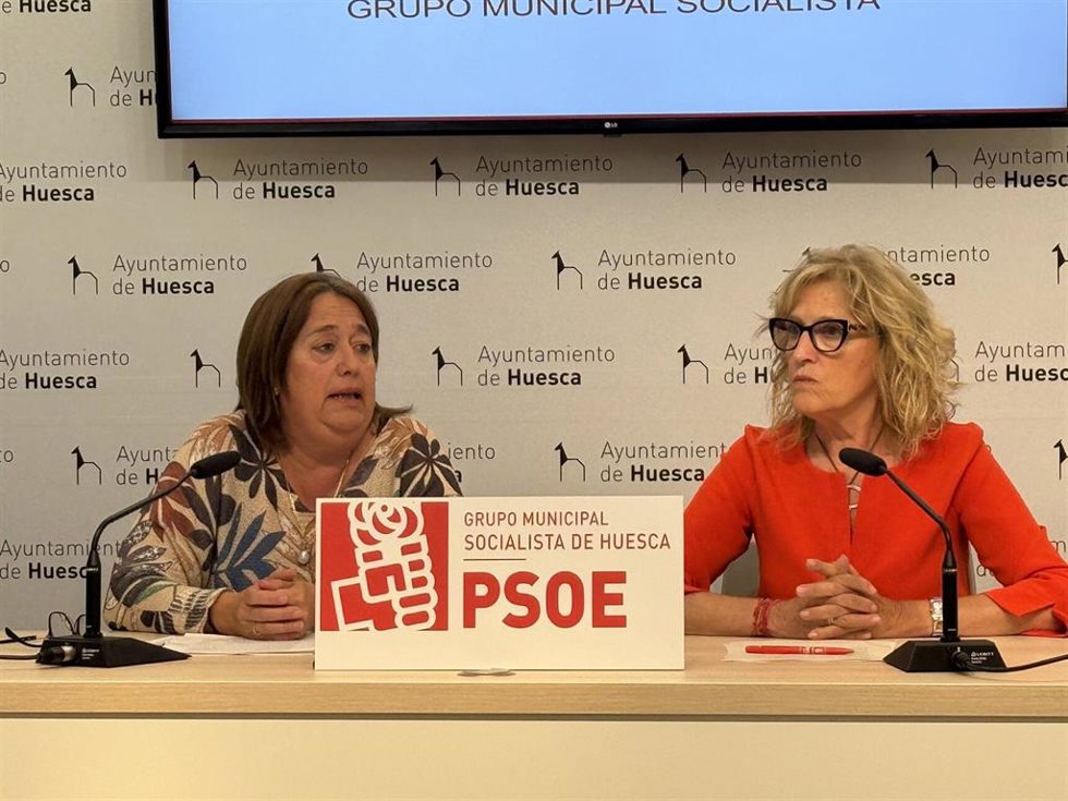 Las socialistas Rosa Gerbás y Silvia Salazar en la rueda de prensa ofrecida este lunes para criticar la falta de transparencia del equipo de Gobierno de Lorena Orduna.