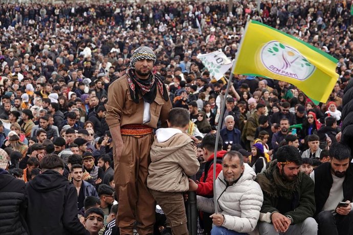 Archivo - Un hombre con una bandera del prokurdo Partido por la Igualdad y la Democracia Popular (DEM) durante la celebración del Nouruz en Diyarbakir, Turquía, en marzo de 2025 (archivo)