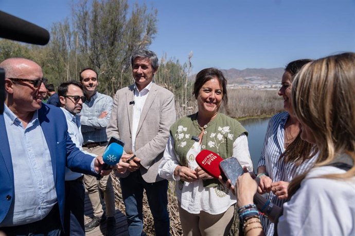 La consejera de Sostenibilidad y Medio Ambiente de la Junta de Andalucía, Catalina García, durante su visita a la Reserva Natural Albufera de Adra (Almería).