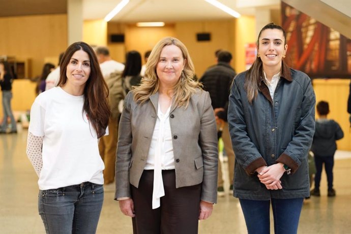 La alcaldesa de la capital burgalesa, Cristina Ayala, y la presidenta de ProBurgos, Andea Ballesteros, junto a la presidenta de la Fundación ASTI, Verónica Pascual
