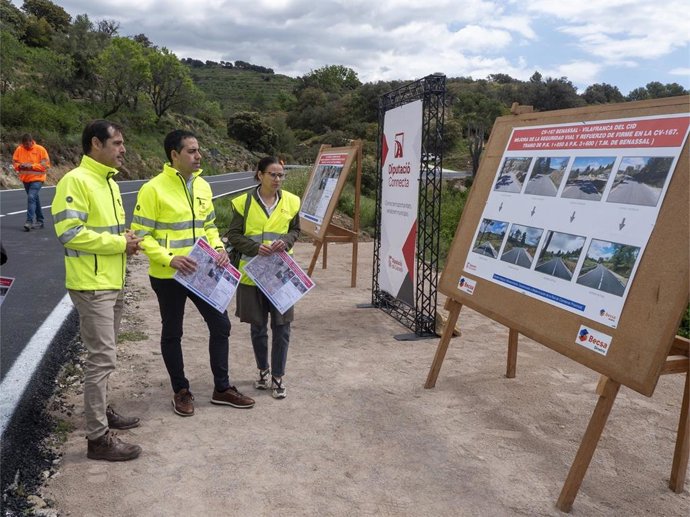 Héctor Folgado visitant les obres