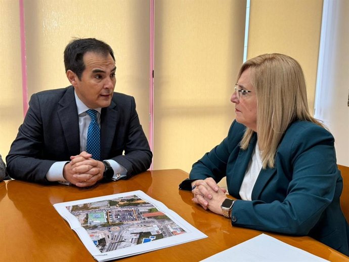 El consejero de Justicia, José Antonio Nieto, y la alcaldesa de Fuengirola, Ana Mula, en una imagen de archivo.
