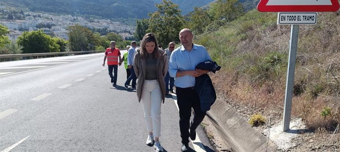 María Márquez junto con el alcalde de Cazorla recorriendo la distancia hasta el HARE, donde se ha trasladado la Atención Primaria