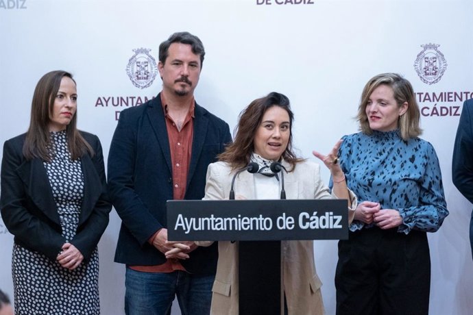 La teniente de alcalde de Cultura del Ayuntamiento de Cádiz, Maite González, y la edil de Igualdad y Políticas de Inclusión, Virginia Martín, presentan Flamencad