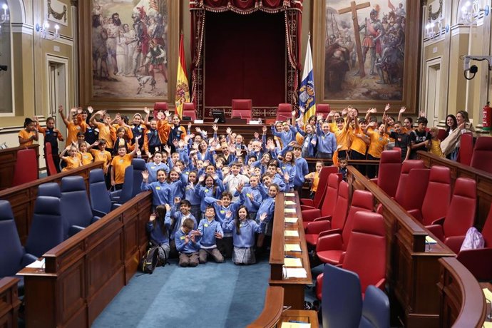 Foto de familia del Parlamento de Canarias en 'Diputado por un día' organizado por Aldeas Infantiles