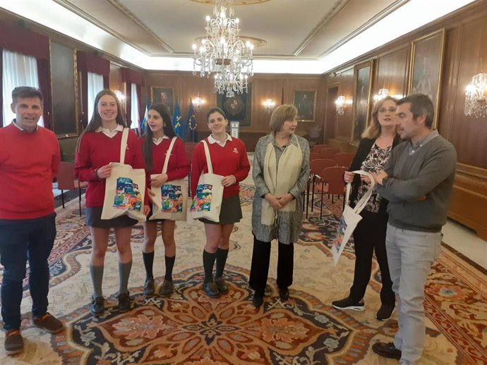 La alcaldesa recibe a las ganadoras del proyecto Ciencia y Tecnología en Femenino.