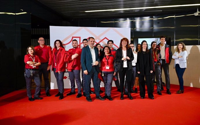 Foto de família de la presentació del nou uniforme de TMB