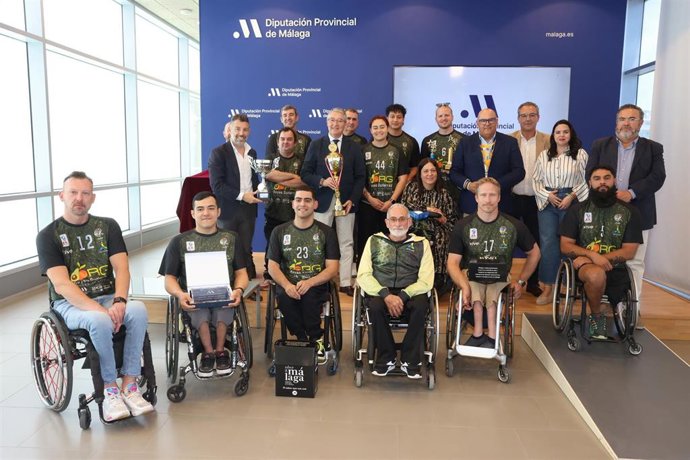 El presidente de la Diputación recibe al AMIVEL Reyes Gutiérrez tras proclamarse campeón continental en la Eurocup 3