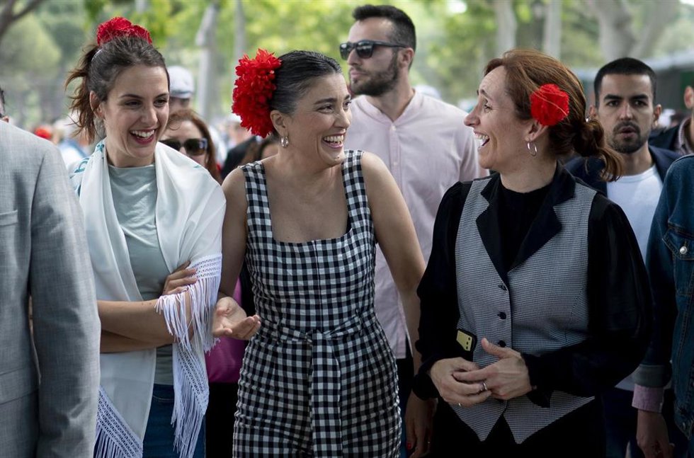 Archivo - (I-D) La portavoz de Más Madrid, Rita Maestre; la portavoz de Más Madrid en la Asamblea, Manuela Bergerot y la ministra de Sanidad, Mónica García, visitan la Pradera de San Isidro, a 15 de mayo de 2024, en Madrid (España). Varias integrantes d