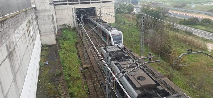 Imagen de trenes del metro de Sevilla en el trazado del metropolitano por el Aljarafe