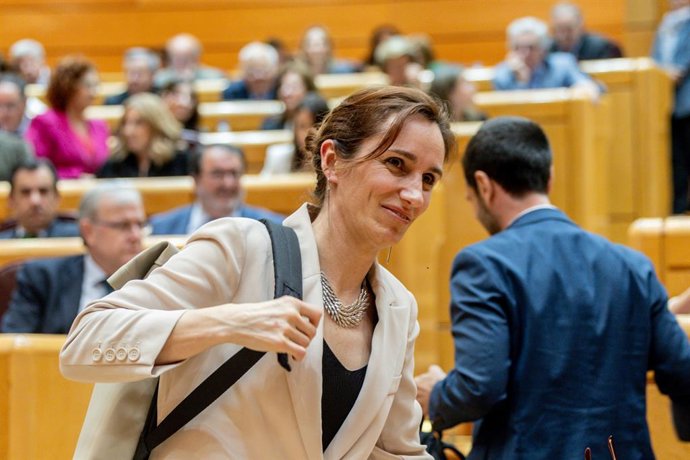 A Ministra da Saúde, Mónica García, ao sair de uma sessão de controle do governo no Senado, em 22 de abril de 2025, em Madri (Espanha). O governo responde hoje na sessão de controle às perguntas dos grupos de oposição sobre o novo sistema de saúde