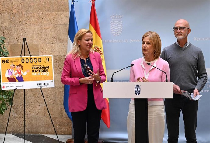 La alcaldesa de Jerez de la Frontera (Cádiz), María José García-Pelayo, la delegada de Inclusión Social, Yessika Quintero, y el presidente local de Cruz Roja Española, Ignacio Jaén, presentando el cupón del Sorteo de Oro de Cruz Roja.