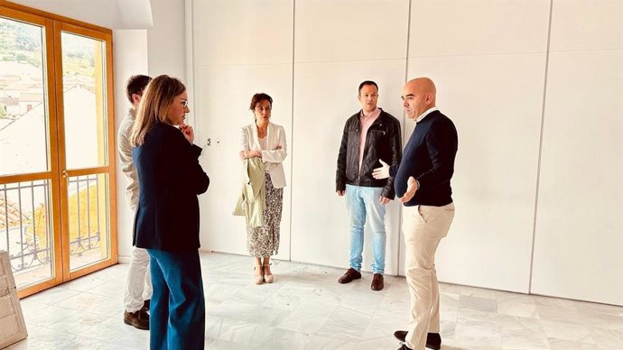 Ceballos (centro), con López (izca.) y Bejarano (dcha.), durante su visita a Espiel.