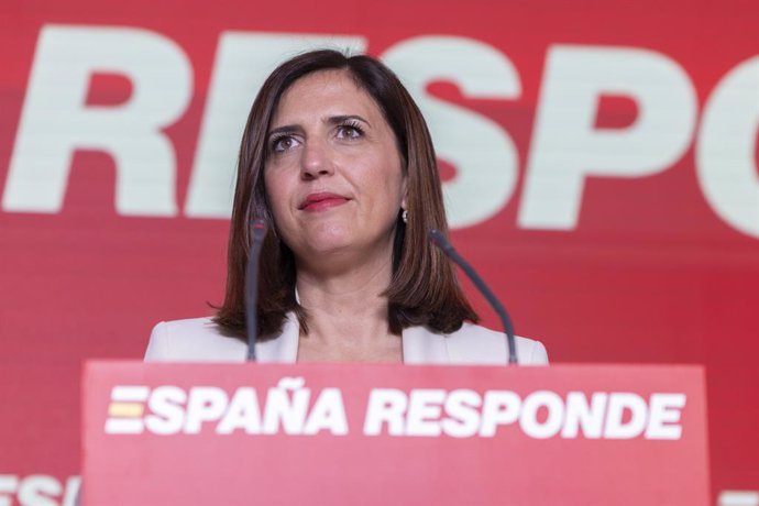 La portavoz del PSOE, Esther Peña, en una rueda de prensa en la sede del partido en la calle Ferraz.