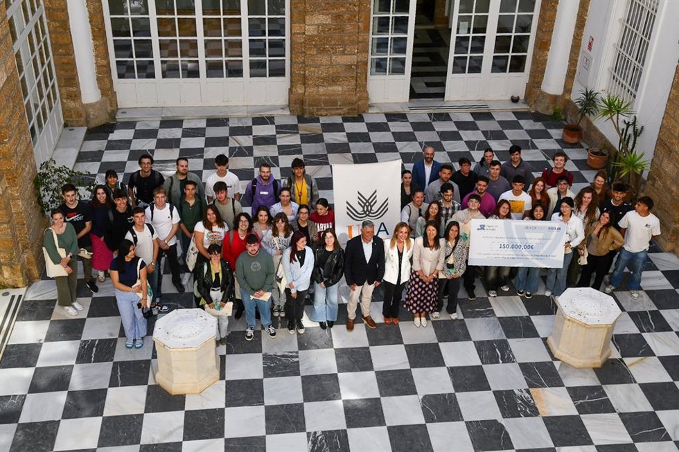 Almudena Martínez con estudiantes Erasmus de la Universidad de Cádiz.