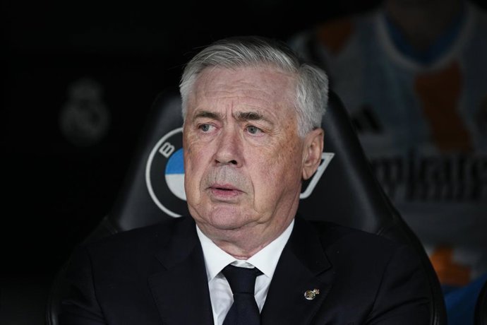 Carlo Ancelotti, técnico do Real Madrid, observa durante a partida de futebol da Liga Espanhola, LaLiga EA Sports, disputada entre o Real Madrid e o RC Celta de Vigo no estádio Santiago Bernabeu, em 4 de maio de 2025, em Madri, Espanha.
