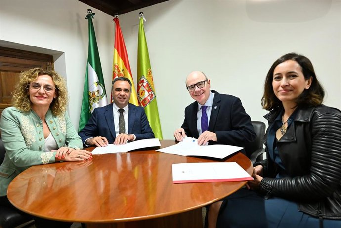 Diputación y Universidad de Granada renuevan el convenio para realizar cursos en distintas localidades.