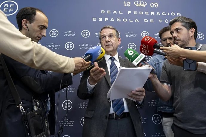 O prefeito de Vigo, Abel Caballero, após a reunião na Ciudad del Fútbol em Las Rozas (Madri) sobre a candidatura da capital olímpica como cidade-sede da Copa do Mundo de 2030.
