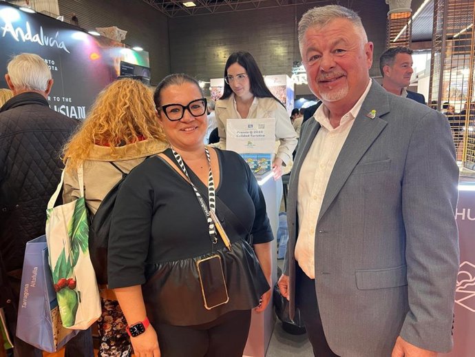 El presidente de la Mancomunidad Axarquía, con una empresaria en Expovacaciones Bilbao.