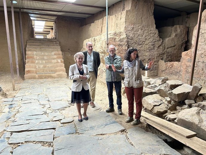 La consejera de Educación, Ciencia y Formación Profesional, Mercedes Vaquera, visita el yacimiento de Casas del Turuñuelo.