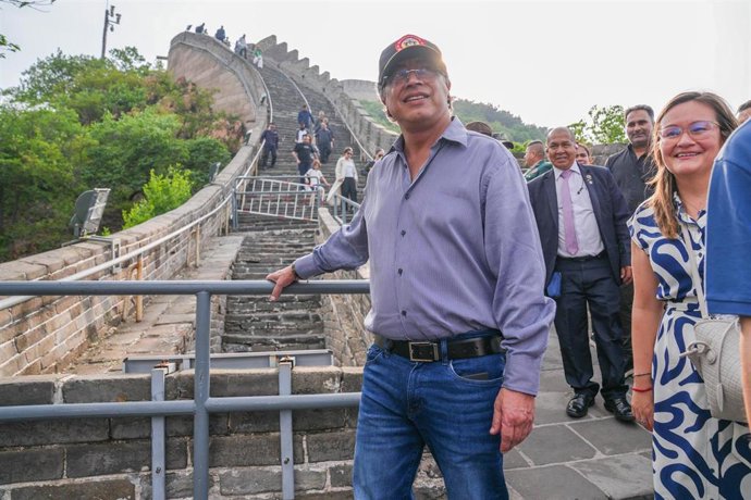 Gustavo Petro, presidente de Colombia, pasea por la Muralla China