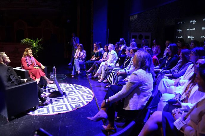 La alcaldesa de València, María José Catalá, participa en el coloquio organizado por EVAP