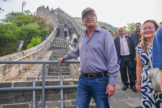O presidente da Colômbia, Gustavo Petro, passeia pela Grande Muralha da China