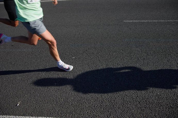 Una persona participa en la 47ª edición del Zurich Rock 'N' Roll Running Series, a 27 de abril de 2025, en Madrid (España). El Zurich Rock ‘N’ Roll Running Series Madrid es un evento organizado por AD. MAPOMA, que celebra este año la 47ª edición del Marat