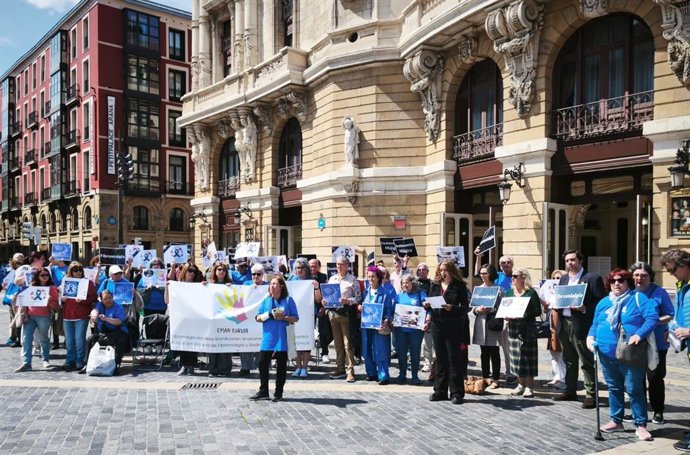 Concentración de Eman Eskua en la plaza del Arriaga de Bilbao