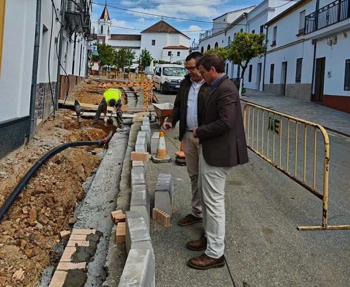 El subdelegado del Gobierno, en primer plano, con el alcalde de Las Navas.