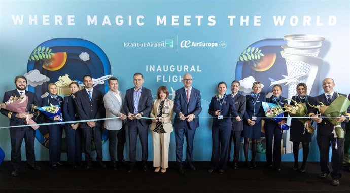 El consejero delegado de Air Euroa, Jesús Nuño de la Rosa, durante el corte de cinta que inaugura la nueva ruta entre Madrid y Estambul.