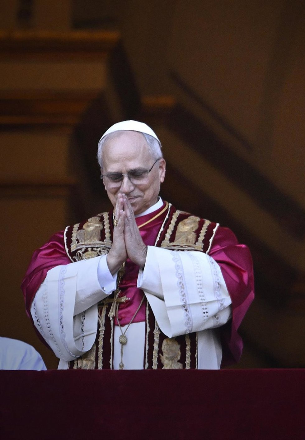 El cardenal Robert Prevost, Papa León XIV, el Papa número 267 de la historia, comparece ante sus fieles, en el balcón de la Basílica de San Pedro, a 8 de mayo de 2025, en La Ciudad del Vaticano (El Vaticano). El humo de la cuarta fumata del Cónclave par