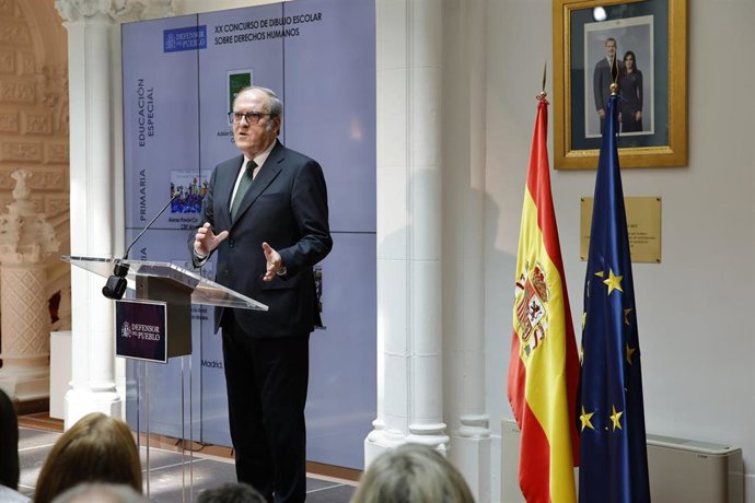 El Defensor del Pueblo en la entrega de los Premios del Concurso Escolar de Dibujo sobre Derechos Humanos.