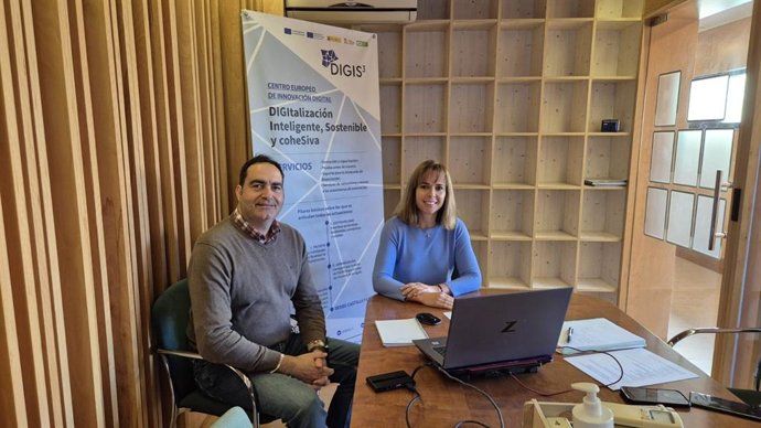 Imagen de la primera reunión entre la catedrática y coinvestigadora principal del proyecto DIGIS3, Flor Álvarez Taboada y el alcalde de Fresno de la Vega, Alfonso Melón