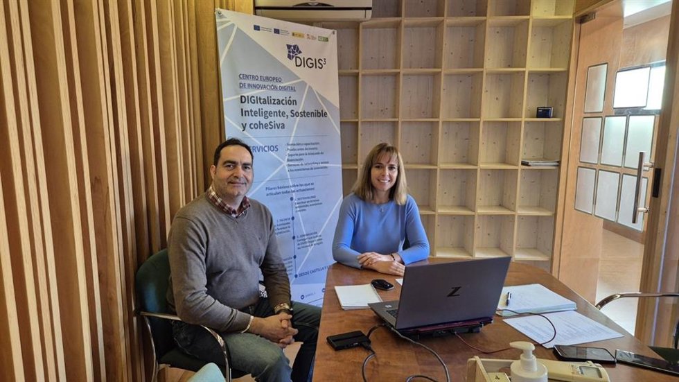 Imagen de la primera reunión entre la catedrática y coinvestigadora principal del proyecto DIGIS3, Flor Álvarez Taboada y el alcalde de Fresno de la Vega, Alfonso Melón