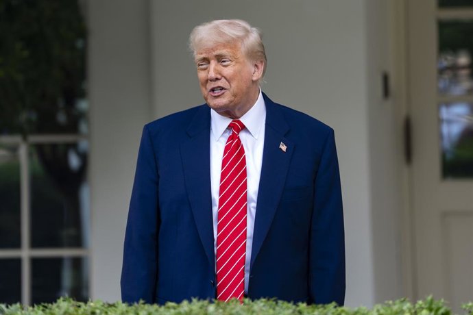 8 de maio de 2025, Washington, Distrito de Columbia, EUA: O presidente dos Estados Unidos, Donald J. Trump, responde a perguntas de repórteres do lado de fora da ala oeste da Casa Branca em Washington, DC, EUA, na quinta-feira, 8 de maio de 2025
