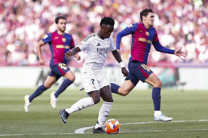 Vinicius Junior durante el Clásico entre el FC Barcelona y el Real Madrid de LaLiga EA Sports 24-25