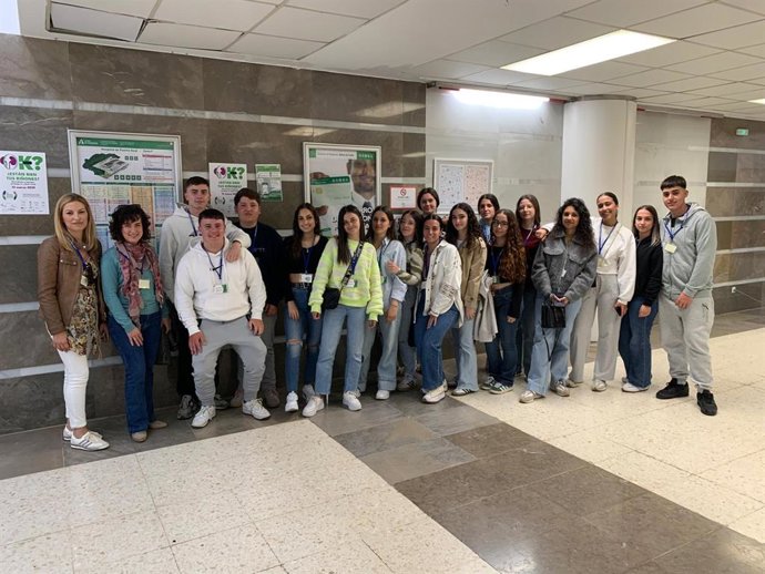 Estudiantes del primer curso del grado medio de técnicos de cuidados auxiliares de Enfermería (TCAE) del IES La Janda de Vejer en el Hospital de Puerto Real