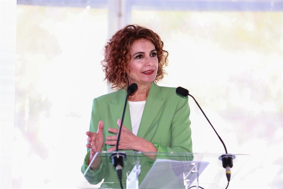 La vicepresidenta primera del Gobierno y ministra de Hacienda, María Jesús Montero, interviene durante la inauguración las obras del 'Túnel de Cabecera'. A 02 de mayo de 2025, en Constantina, Sevilla (Foto de archivo).