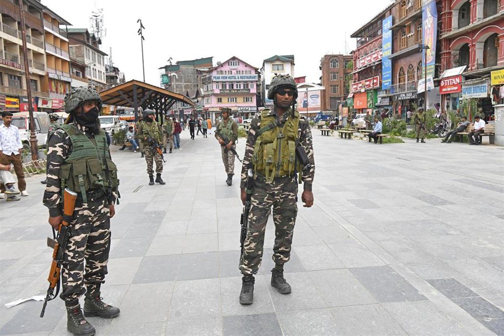 Fuerzas paramilitares en Srinagar, en la Cachemira india