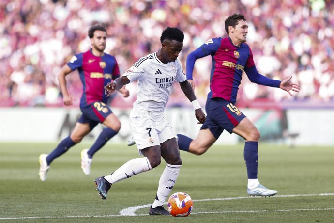 Vinicius Junior do Real Madrid em ação durante a partida de futebol da Liga Espanhola, LaLiga EA Sports, disputada entre FC Barcelona e Real Madrid no Estadi Olimpic Lluis Companys em 11 de maio de 2025, em Madri, Espanha.