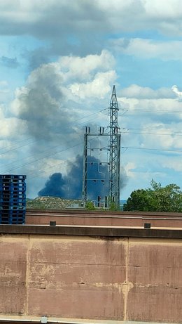 Columna de humo, visible desde Logroño, del incendio en una fábrica de barnices de Oyón