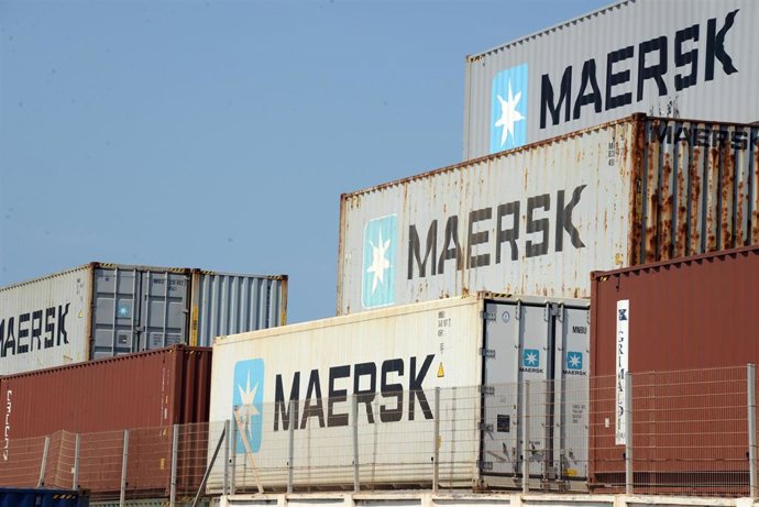 Archivo - FILED - 11 June 2018, Ghana, Accra: Containers of the Moller-Maersk shipping group are seen stacked at the Tema harbour. Danish shipping and logistics group AP Moller-Maersk on Thursday reported a 61-million-dollar fourth-quarter net loss, and e